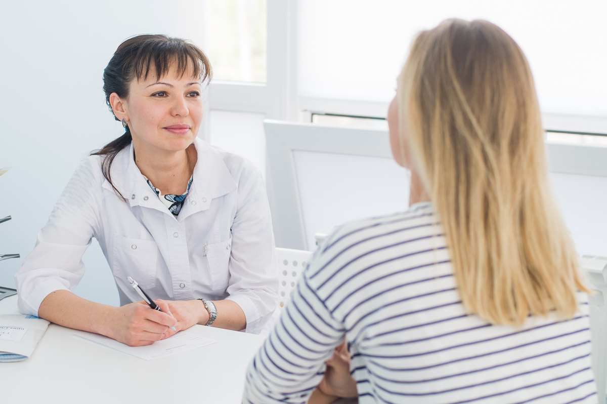 Female nurse practitioner discussing weight loss in Lake Forest with a patient during an office consultation